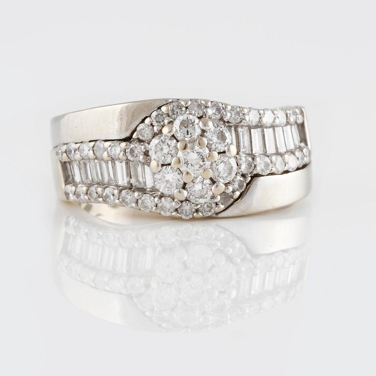 RING, 14K guld med briljant och baguettslipade diamanter ca 1.00 ct. Vikt 6,3 gram.