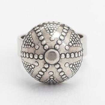 Halsband, armband, ring och örhängen, "Skatten från Halikko", sterlingsilver. Kalevala Koru, Helsingfors 1994, 1998.