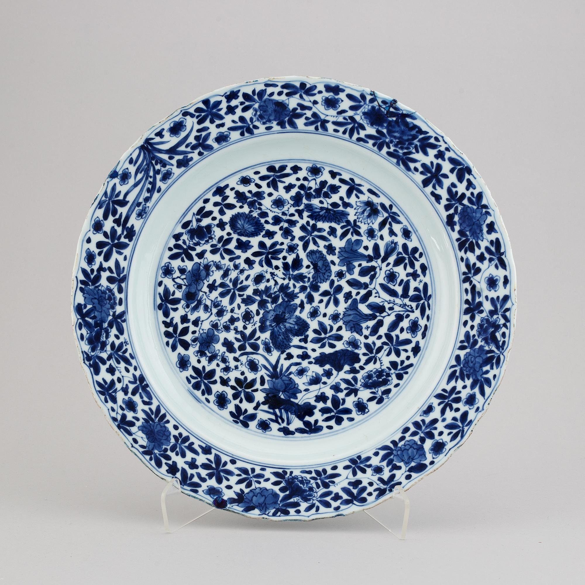 A blue and white serving dish, Qing dynasty,  Kangxi (1662-1722).