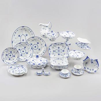 Royal Copenhagen, mat- samt kaffeservis, 85 delar, porslin. "Musselmalet", Danmark, 1900-tal.