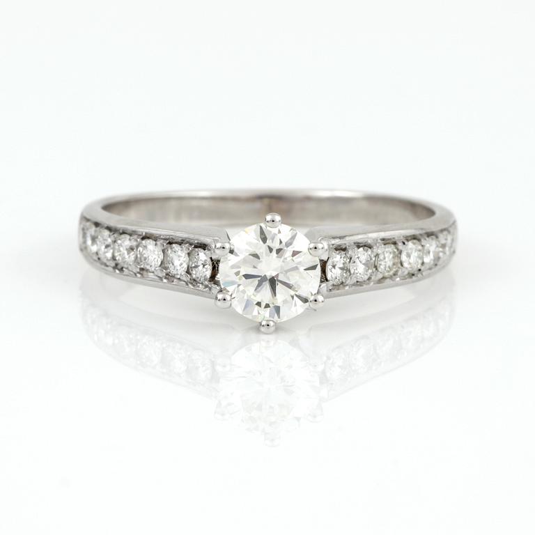 RING, 18K vitguld med briljantslipade diamanter, tot ca 0,95 ct. Vikt ca 3,37 g.