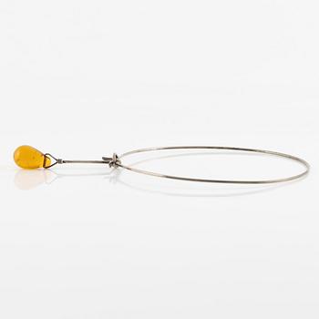Vivianna Torun Bülow-Hübe, collier och örhängen, silver med bärnstensfärgade glasdroppar.