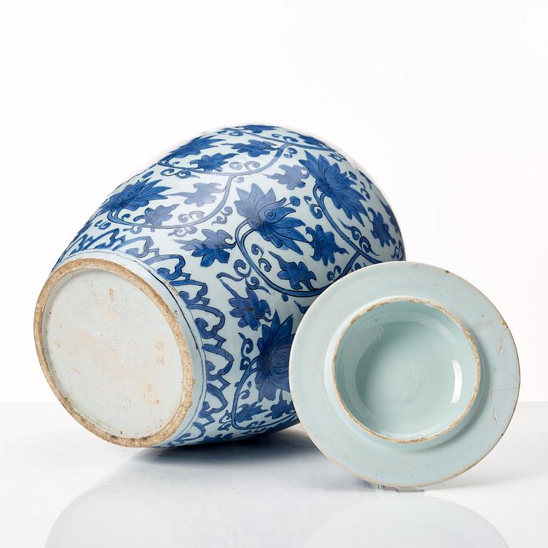 A Delft faiance jar, 18th Century.