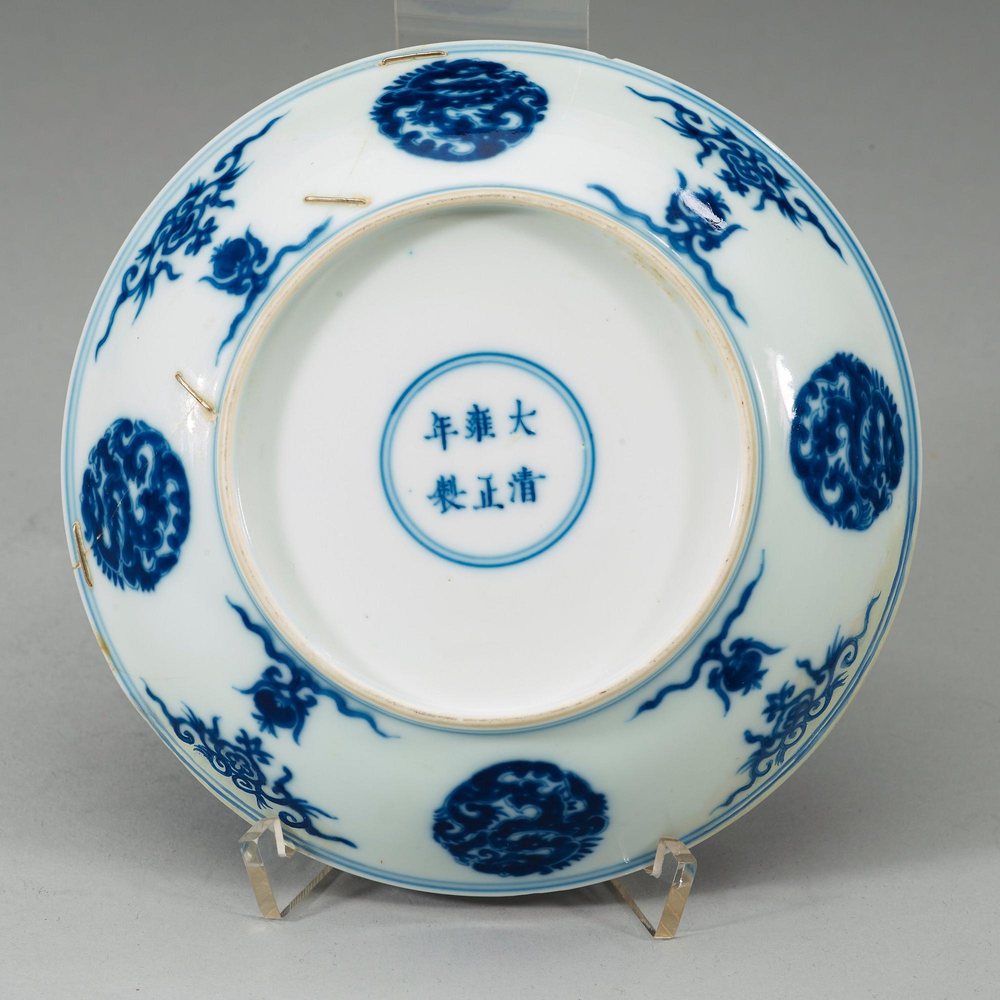 SKÅLFAT, porslin. Yongzhengs märke, Qingdynastin (1644-1912).