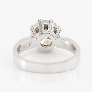 A solitaire 18K white gold ring set with a round brilliant-cut diamond, Lennart Alvebris Uppsala 1989.