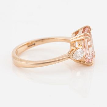 Ring in 18K gold with a faceted morganite and round brilliant-cut diamonds.