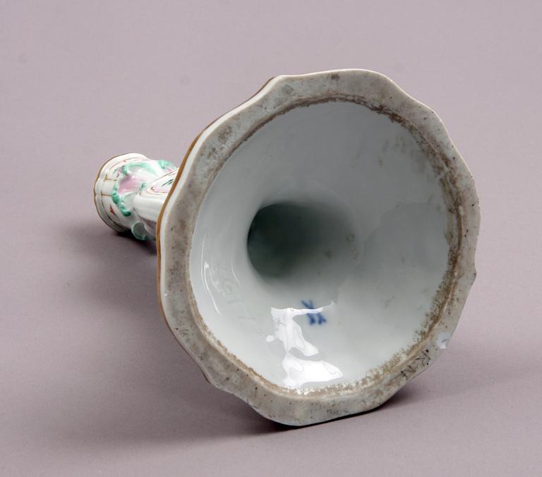 LJUSSTAKE, porslin. Meissen. Rokokostil.