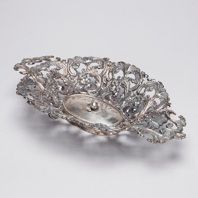 DEKORATIONSFAT, silver, Mellaneuropa, 1800-talets slut. Vikt 294 g.