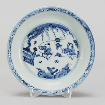 A blue and white dish, Ming dynasty (1368-1644).