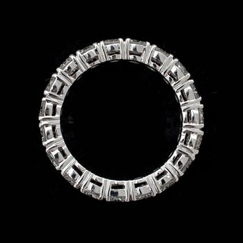 RING, sk eternity ring, briljantslipade diamanter, tot. 3.40 ct.