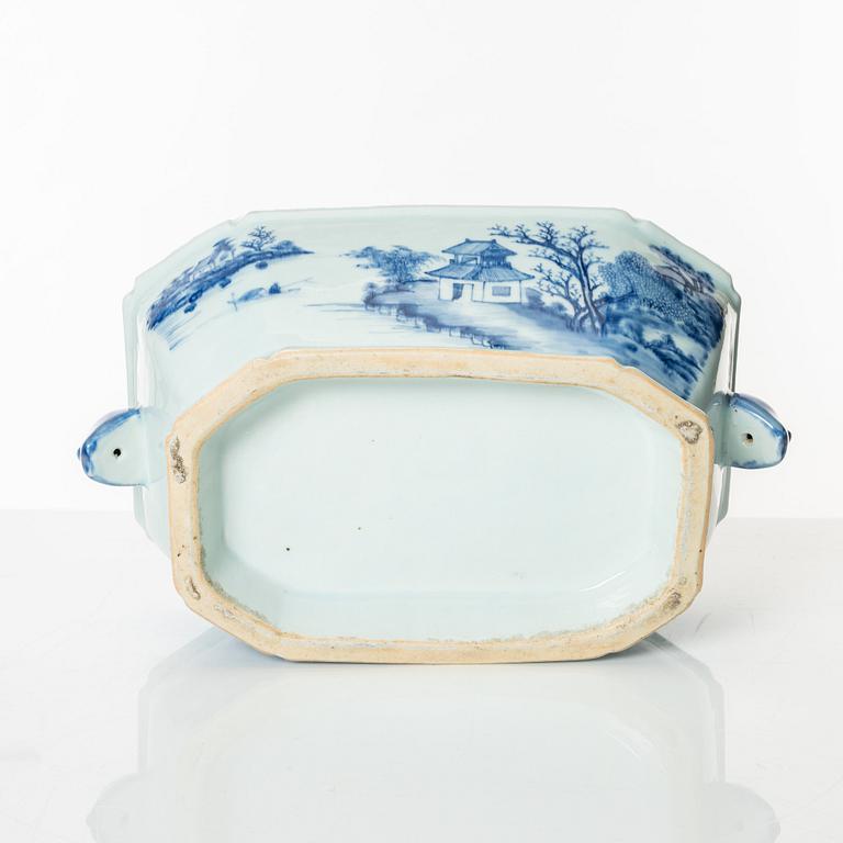A blue and white tureen with cover, Qing dynasty, Qianlong (1736-95).