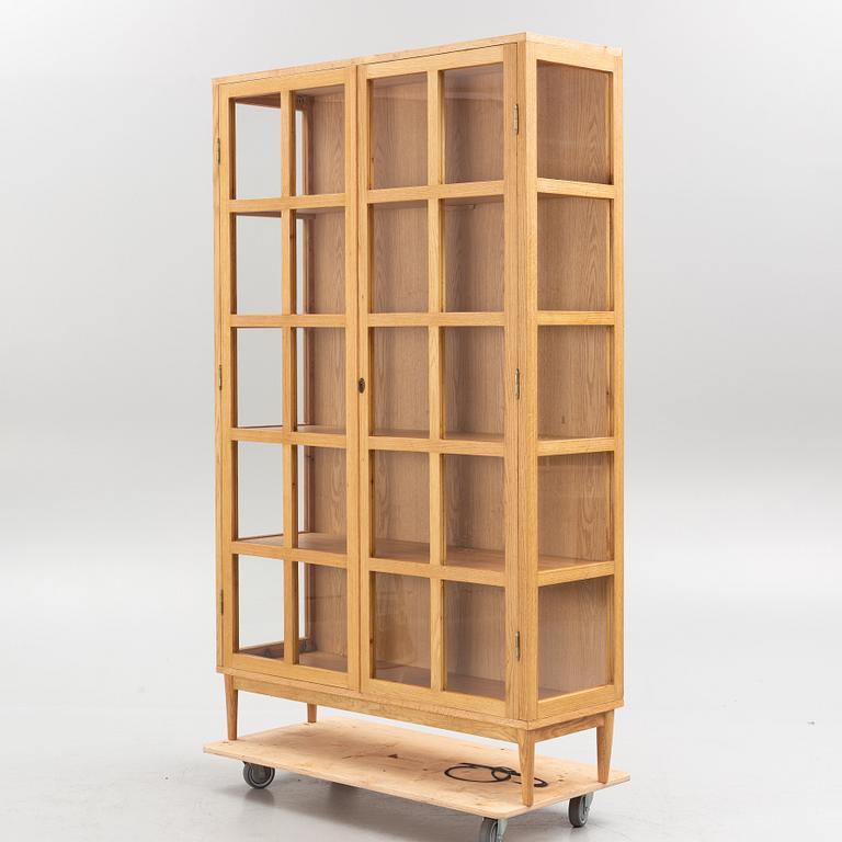 A display cabinet, contemporary.