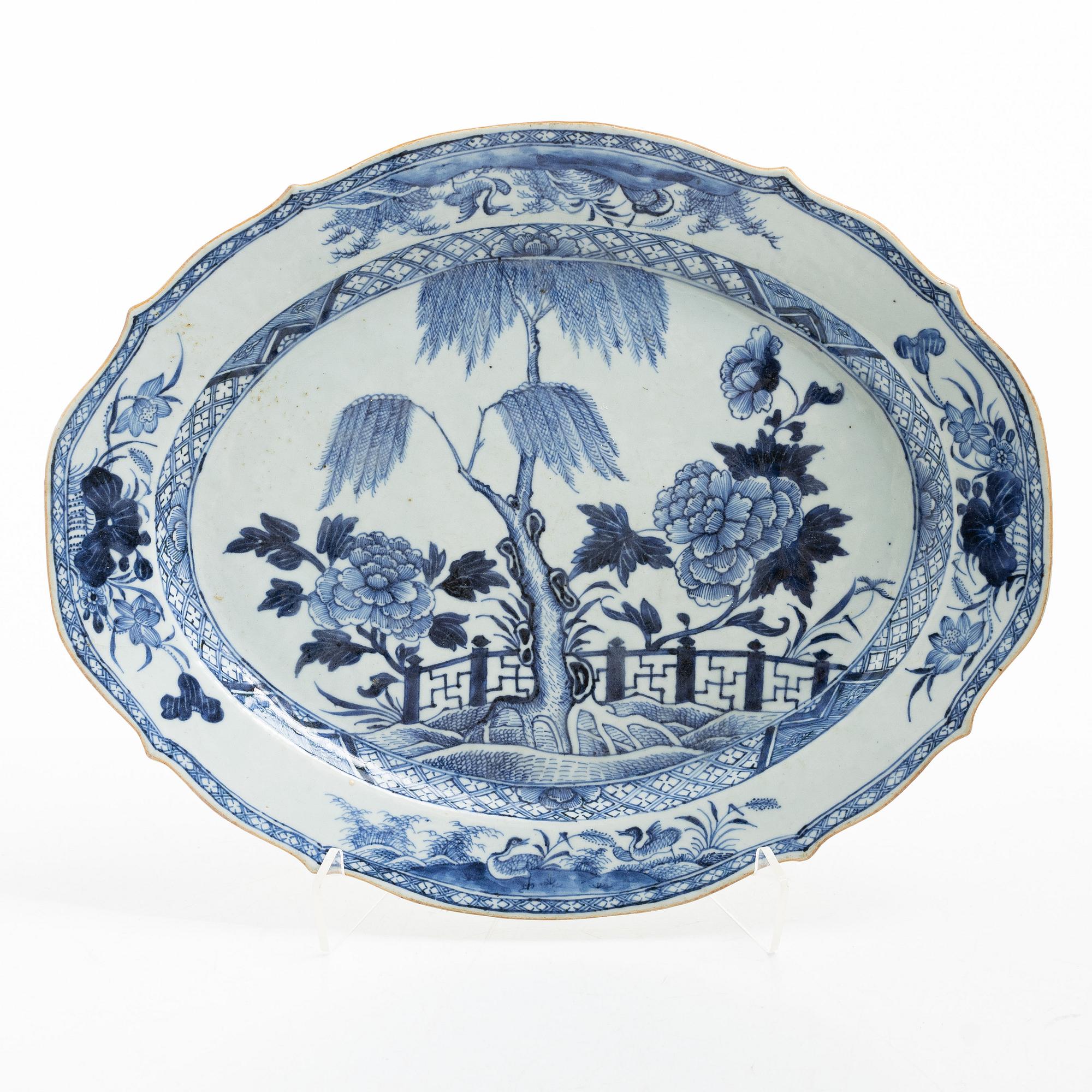 A blue and white serving dish, Qing dynasty, Qianlong (1736-95).