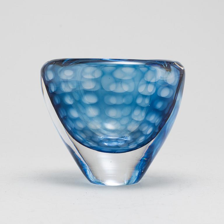 VICKE LINDSTRAND, a glass vase, Kosta Boda.