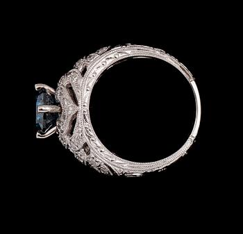 RING, 18 k vitguld, briljantslipad diamant ca 1.92 ct, mindre diamanter tot ca 0.75 ct. Tot. ca 2.67 ct.