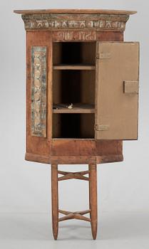 HÖRNSKÅP, Allmoge, daterad 1781.