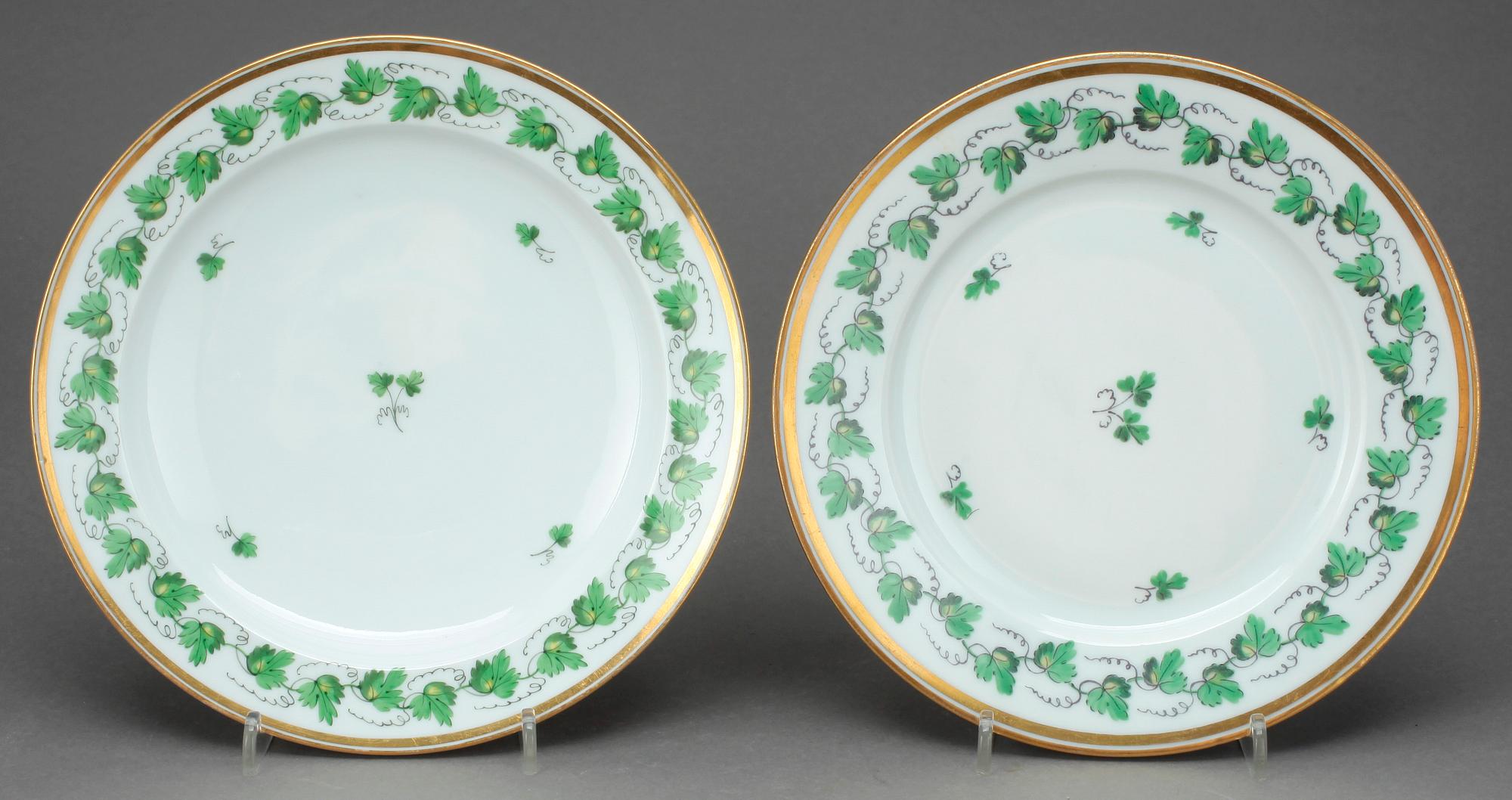 SERVISDELAR, 17 st, porslin, empire resp empirestil, 1800-talets första hälft/mitt resp 1900-talets första hälft.