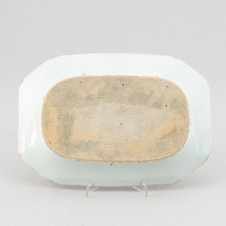 A famille rose serving dish, Qing dynasty, Qianlong (1736-95).