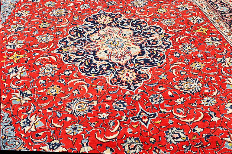 A Kashan carpet, a. 320 x 234 cm.