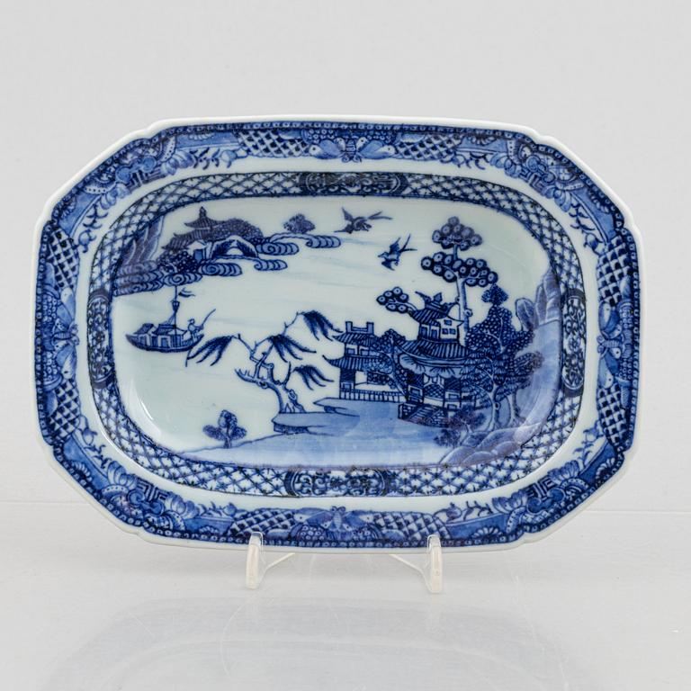 A blue and white small tureen with cover and stand, Qing dynasty, Qianlong (1736-95).