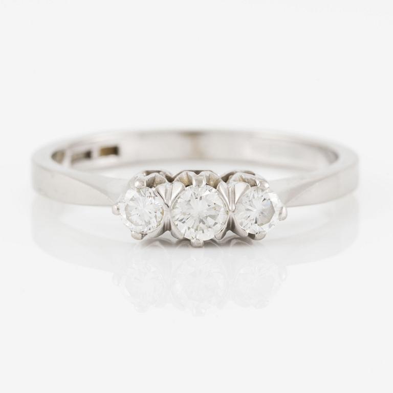 Ring 18K white gold set with round brilliant-cut diamonds.