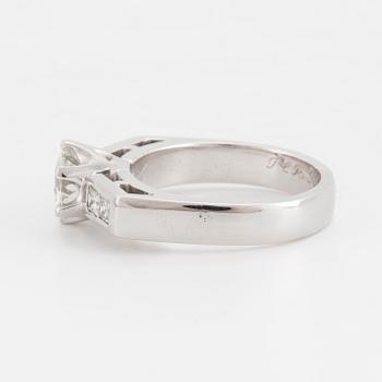 A brilliant- and princess- cut diamond ring. Center diamond circa 1,25cts.