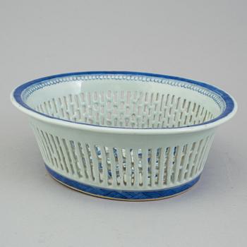 A Chinese blue and white chestnut basket, Qing dynasty, 19th century.