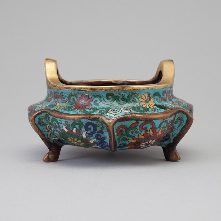 A Chinese cloisonné incense burner, early 20th century.