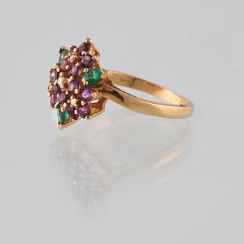 RING, 18K guld med fasettslipade ametister, 3 smaragder samt 4 briljantslipade diamanter, utländska stämplar. Vikt 6,0 g.