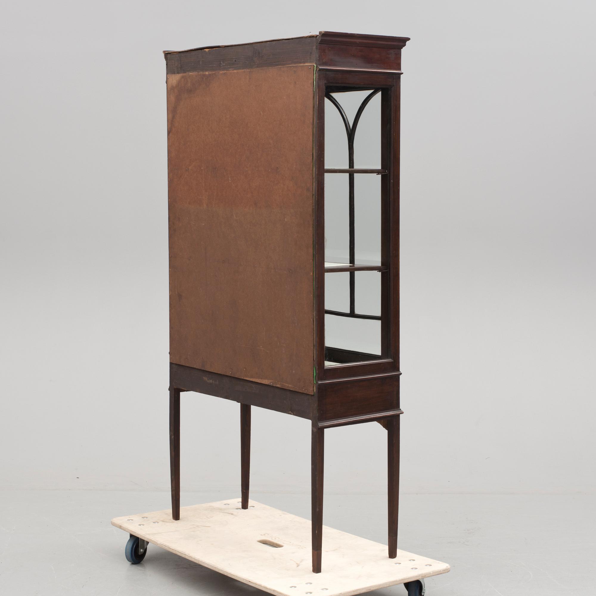 VITRINSKÅP, England, 1900-talets första hälft.