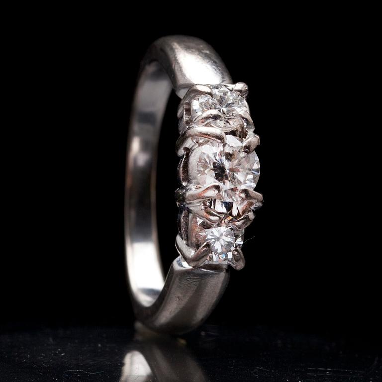 RING, vitguld 14K, 3 briljantslipade diamanter, tot. ca 0,30 ct. Kultaseppä J. Toivola Ingå 1981. Vikt 4,8 g.