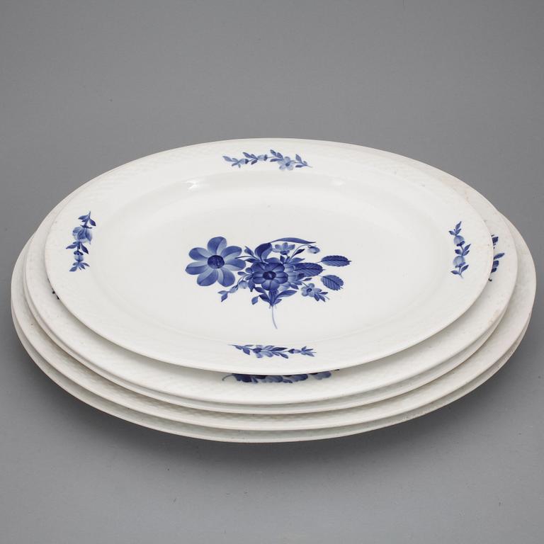 SERVISDELAR, ca160+8 delar, porslin, "Blå blomst", Royal Copenhagen, 1900-tal.