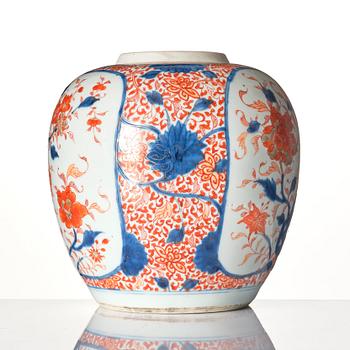 An imari jar, Qing dynasty, Kangxi (1662-1722).