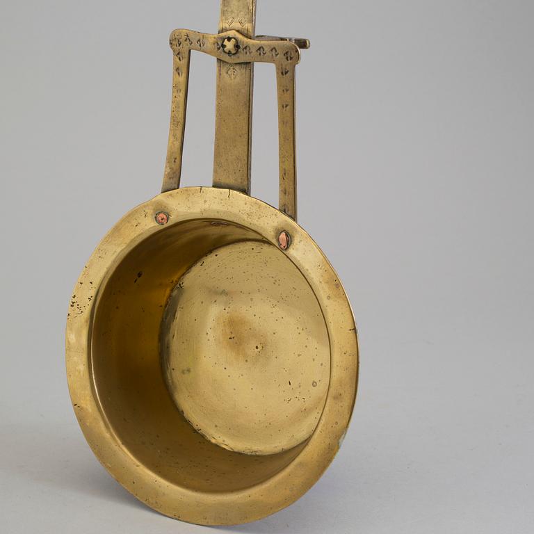 AN 18TH CENTURY BRASS SAUCE PAN.