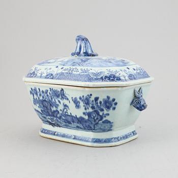 Terrin med lock, kompaniporslin. Qingdynastin, Qianlong (1736-95).