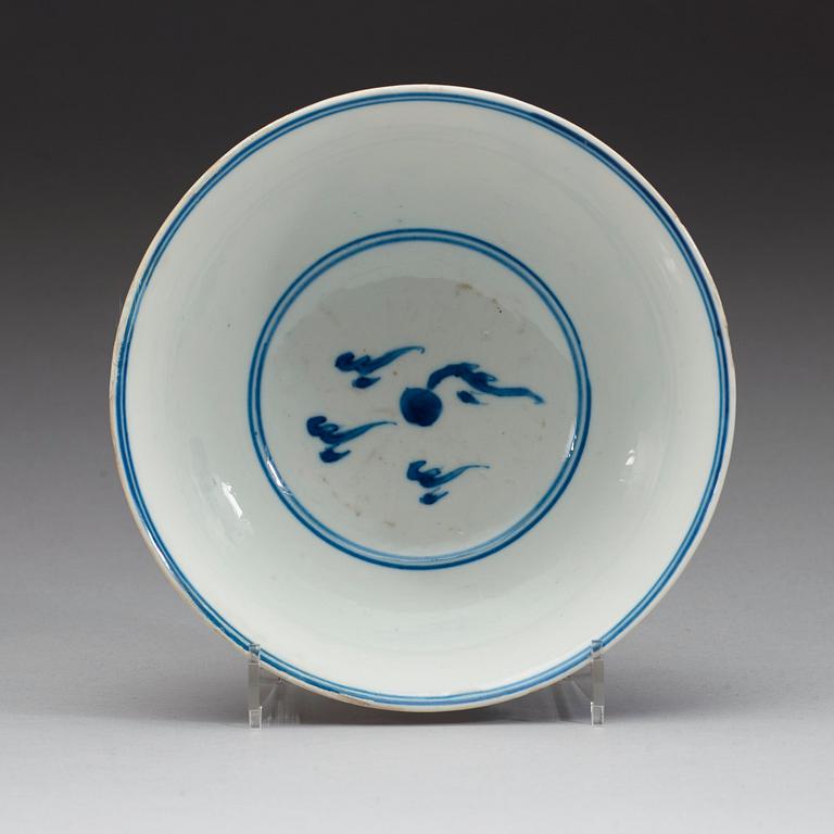 A blue and white dragibn and phoenix bowl, Qing dynasty (1662-1722).