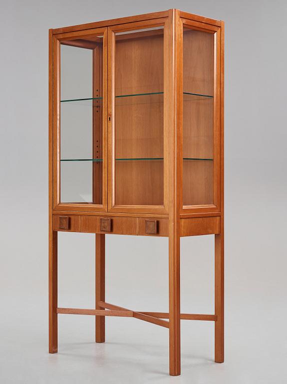 Sten Blomberg, a mahogany showcase cabinet, executed by the workshop of cabinet maker Alfred Persson, 1950-60's,