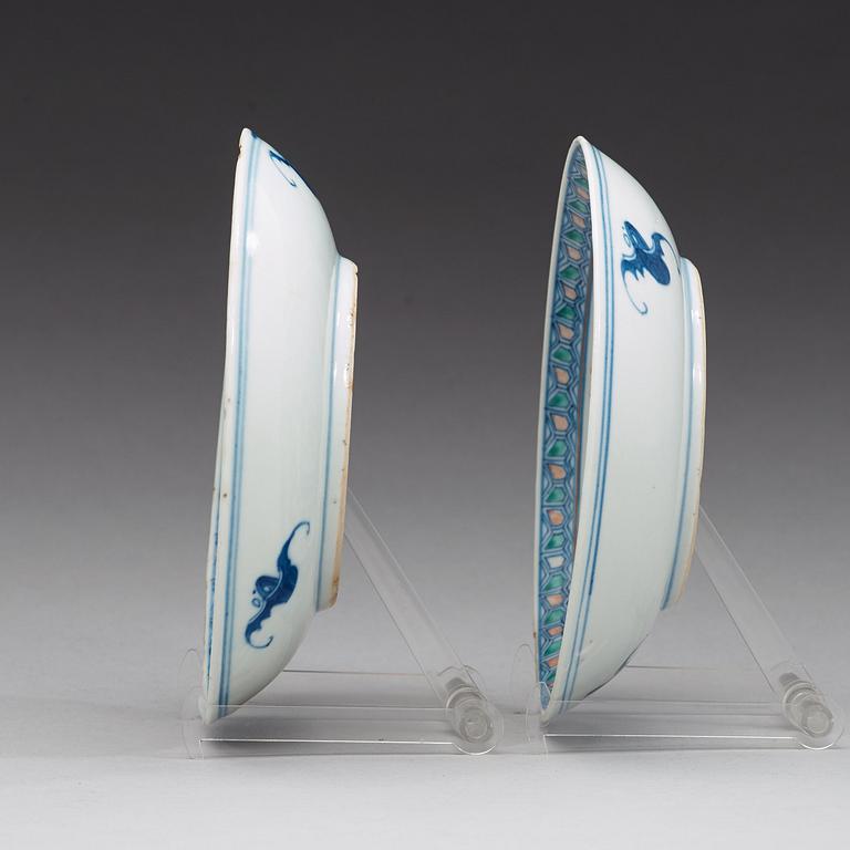 TALLRIKAR, två stycken, porslin. Qingdynastin, Guangxus märke och period (1875-1908).