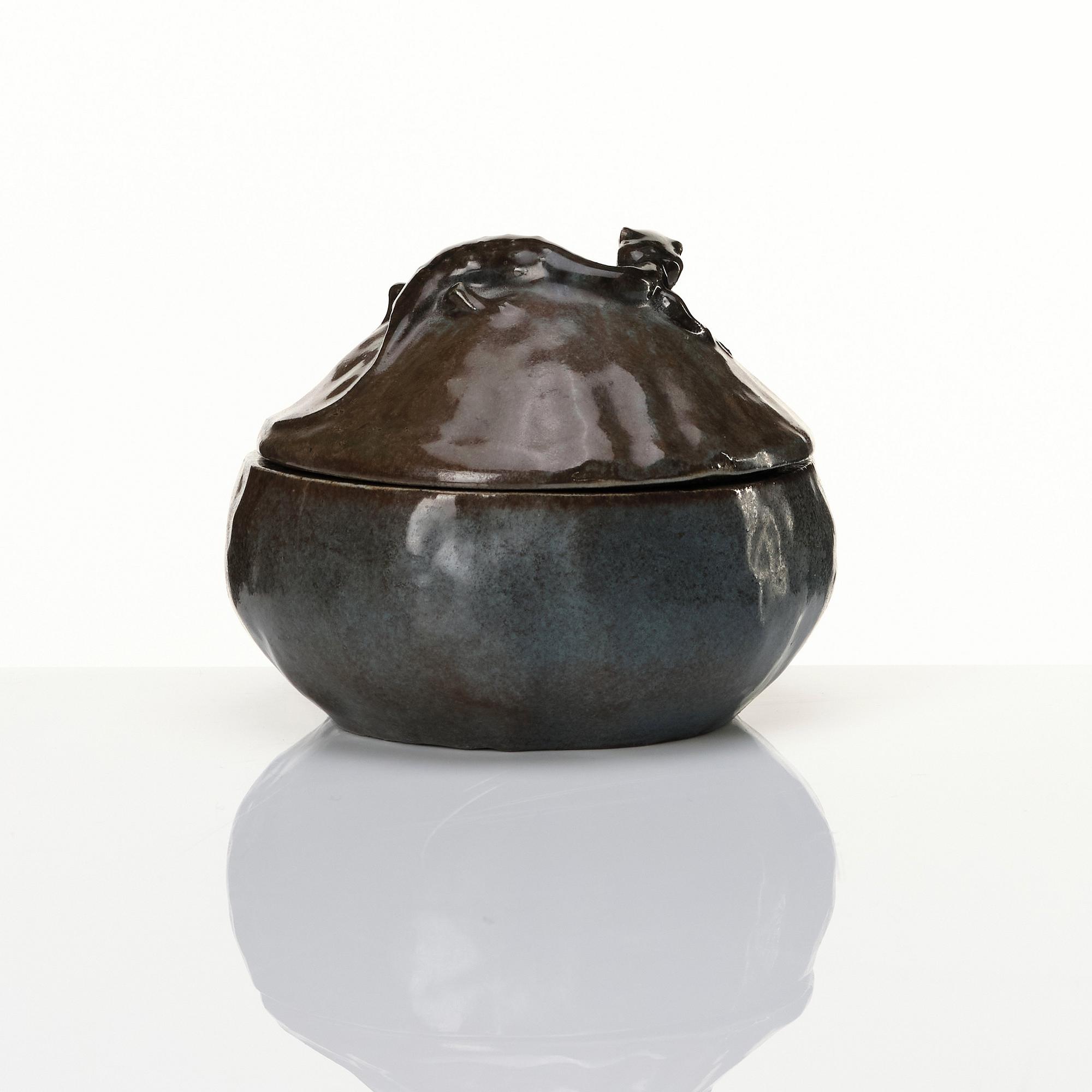 Anders & Bess Wissler, a stoneware bonbonnière, ateljé Solklinten Mariefred Sweden 1915.