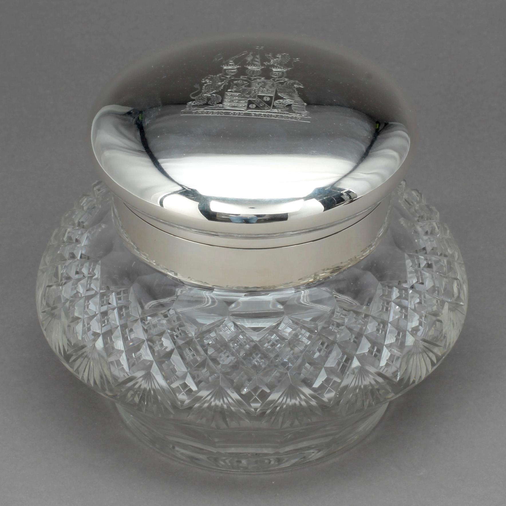 SKÅL med LOCK, slipad kristall och silver, Tyskland ca 1900. Tot vikt inklusive kristall 2140 gram.
