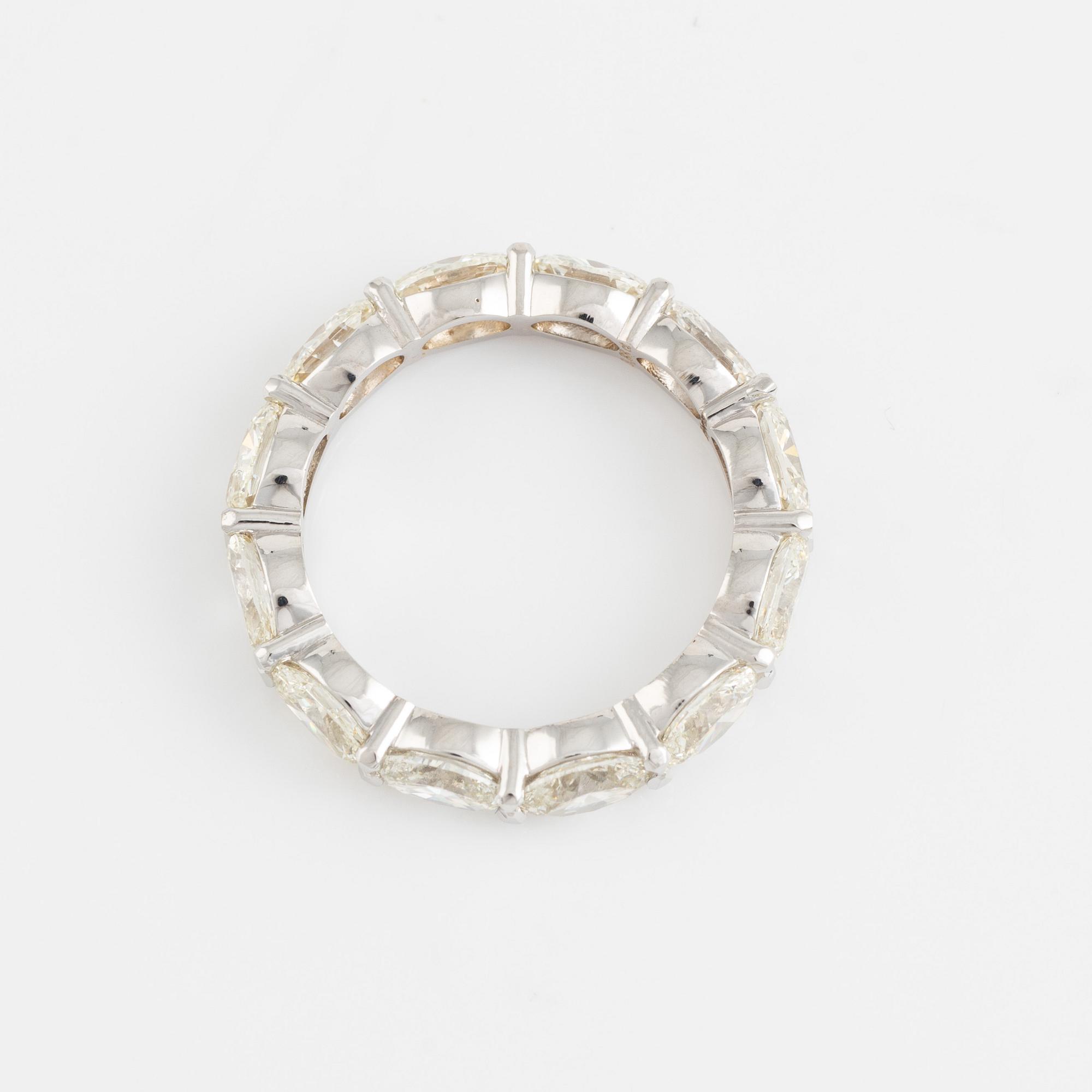 Ring helallians med ovalslipade diamanter, totalt 3,88 ct.