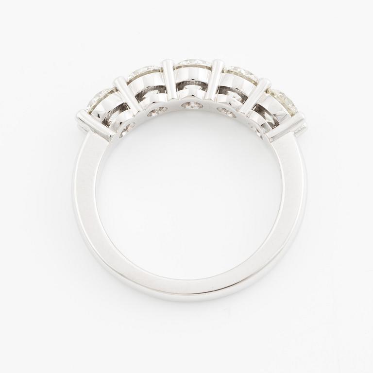 Ring halvallians 18K vitguld med briljantslipade diamanter.