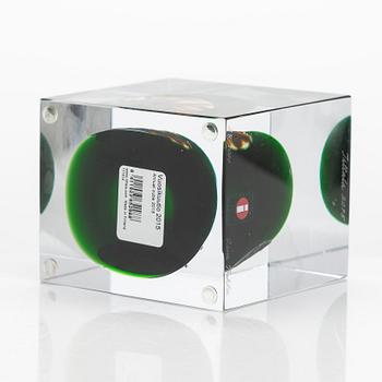 Oiva Toikka, annual glass cube, 2015, signed Oiva Toikka, Nuutajärvi 2015, numbered 28/2000.