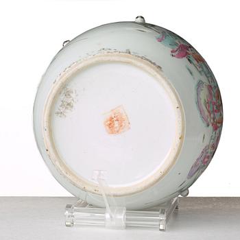 SKÅL med LOCK, porslin. Qingdynastin, omkring 1900.