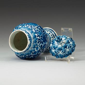 A blue and white urn with cover, Qing dynasty Kangxi (1662-1722).