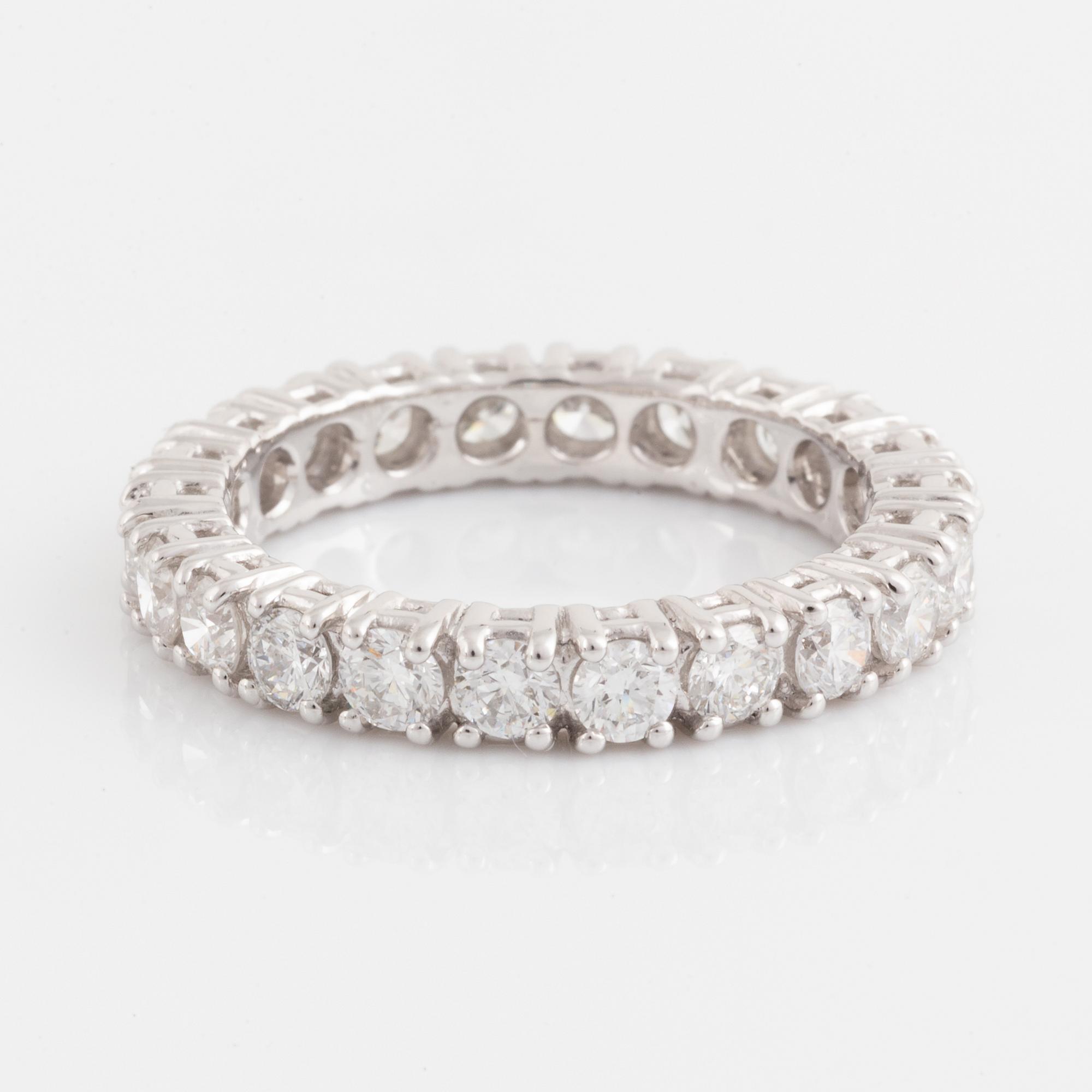 Alliansring med briljantslipade diamanter, med cert HRD.