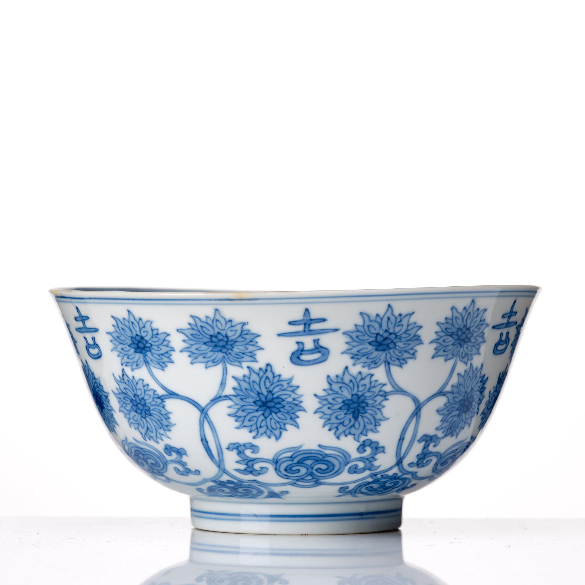 A blue and white lotus bowl, Qing dynasty, Kangxi (1662-1722).