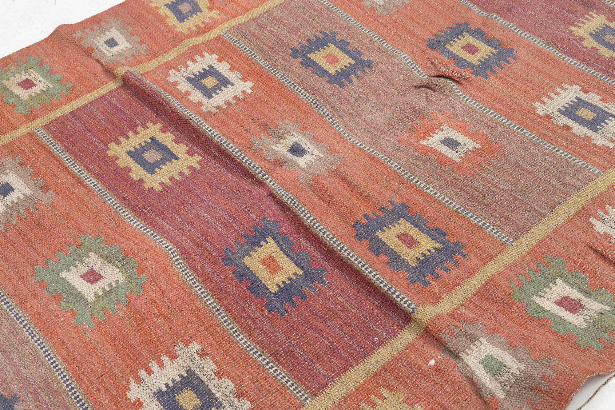 Märta Måås-Fjetterström, matta, "Röd grön äng", rölakan, ca 242 x 150 cm, signerad AB MMF.