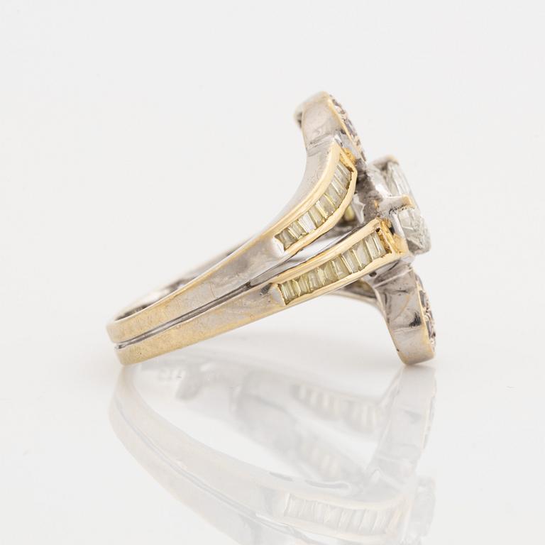 Ring, omlottring med päronformad diamant.