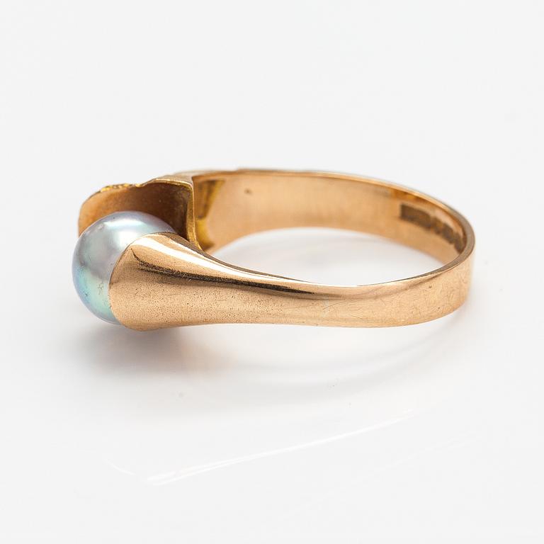 Björn Weckström, A 14K gold and cultured pearl ring "Birth of the pearl". Lapponia 1972.